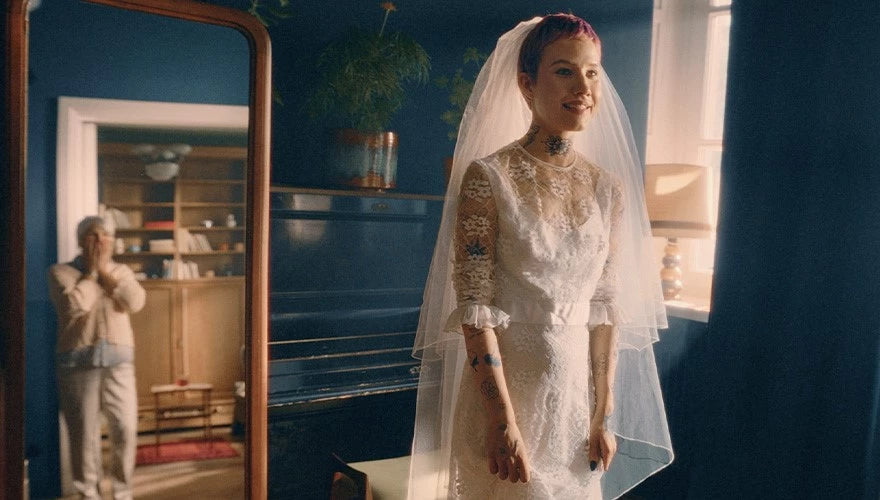 en kvinde i flot kjole