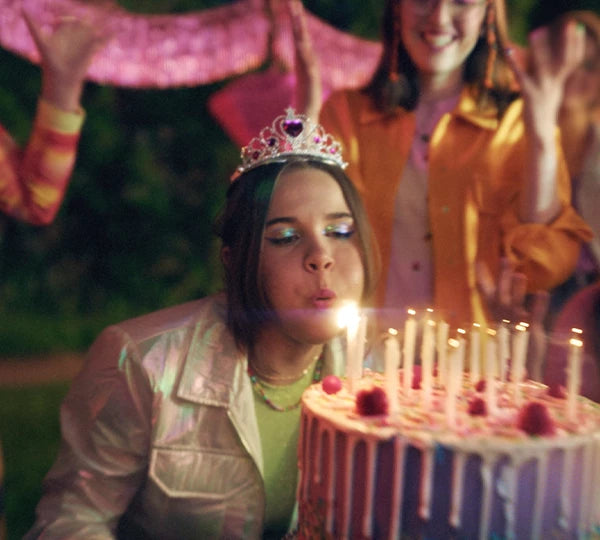 En kvinde som puster et lys ud