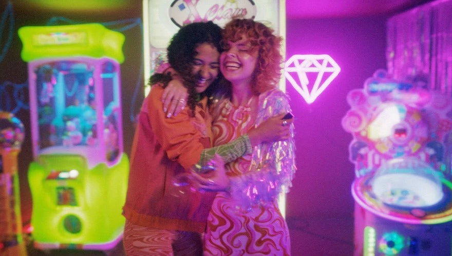 to piger som krammer hinanden med semilac lak i hånden